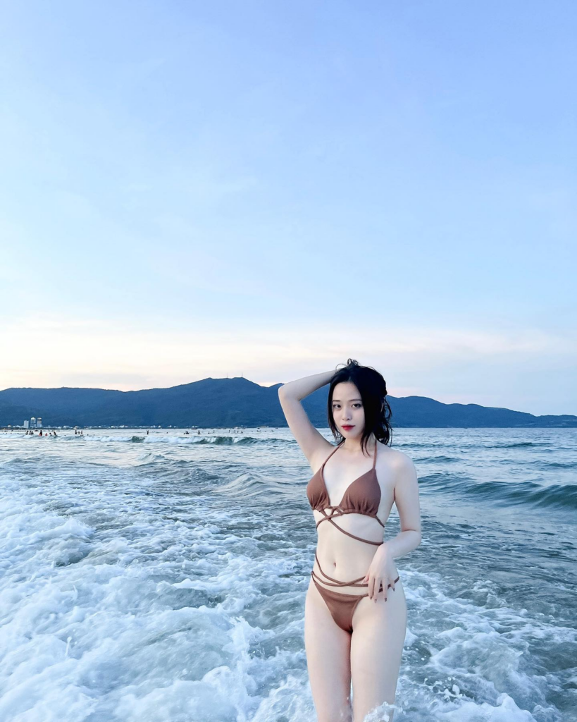 Linh Mai trong bộ bikini tại bãi biển